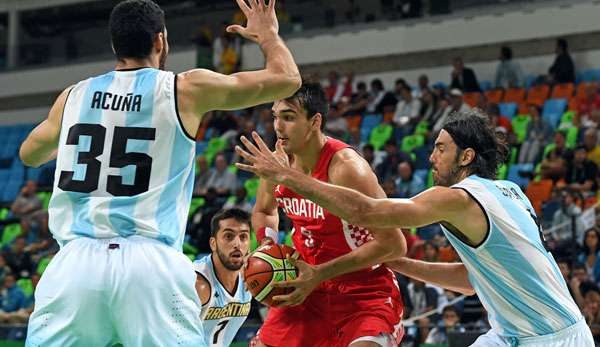 Dario Saric (M.) glänzte für Kroatien, aber Luis Scola (r.) war noch stärker 