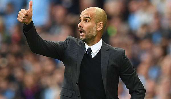 Daumen hoch. Pep Guardiola freut sich über den nächsten Neuzugang
