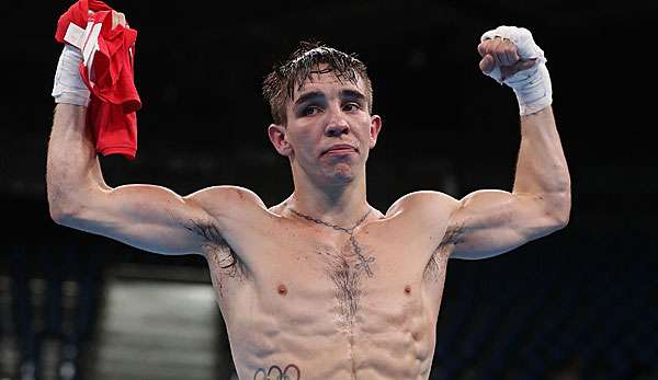 Michael Conlan wird von einem Schuljungen beschenkt