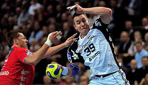 Filip Jicha (r.) vom THW Kiel setzt sich durch