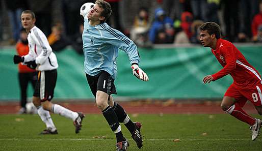 Loris Karius (M.) ist Torhüter der deutschen U-16-Nationalmannschaft.