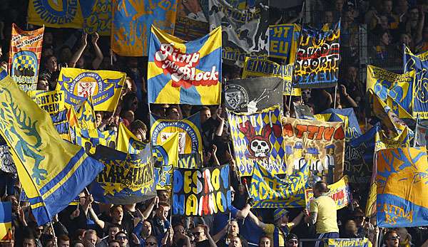 Die Fans von Eintracht Braunschweig feiern den Sieg gegen den SV Sandhausen