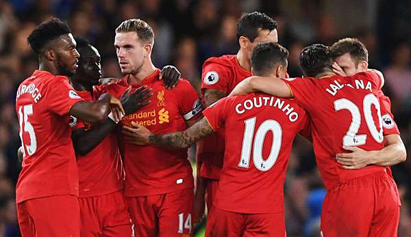 Jordan Henderson feiert mit seinen Teamkollegen seinen Treffer zum 2:0