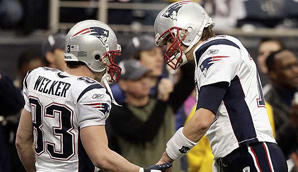 Tom Brady (r.) und Wes Welker werden ein paar Bälle im Garten werfen