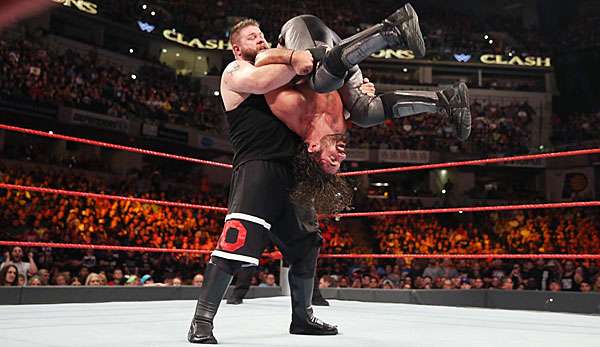Kevin Owens (l.) verteidigte seinen Titel nach Eingreifen von Chris Jericho gegen Seth Rollins 