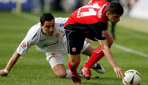 Umkämpft: Frankfurt (hier Ümit Korkmaz, r., gegen Mario Cvitanovic) setzt sich gegen Cottbus durch