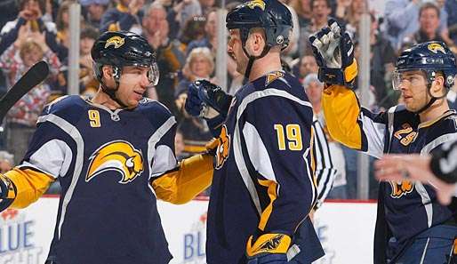 Derek Roy (l.) und Jason Pominville (r.) trafen für Buffalo, Tim Connolly steuerte drei Assists bei