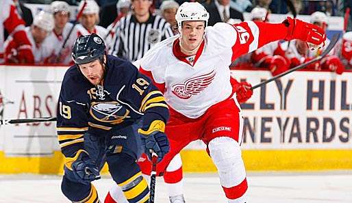 Buffalos Tim Connolly (l.) im Duell mit Jonathan Ericsson