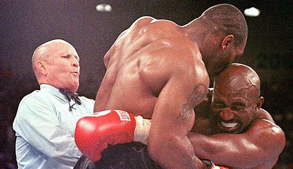 Mikey Tyson biss Evander Holyfield ins Ohr