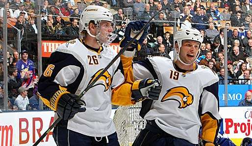Thomas Vanek (l.) brachte die Sabres auf die Siegerstraße