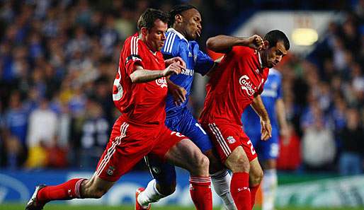 Durfte sich in der 92. Minute unter Standing Ovations verabschieden: Didier Drogba (mi.)