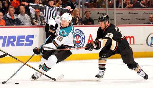 Christian Ehrhoff (l.) trifft mit San Jose auf die Anaheim Ducks