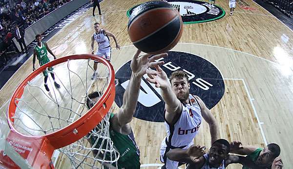 Basketballer belächeln jammernde Fußballer