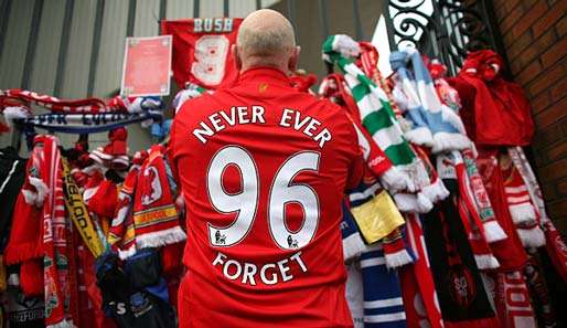 Insgesamt 20.000 Menschen nahmen an der Gedenkfeier an der Anfield Road teil