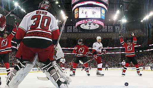Die New Jersey Devils bejubeln das 1:0 gegen Carolina durch Mike Mottau