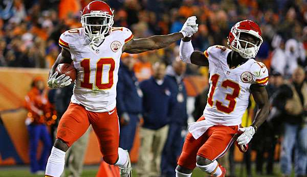 Tyreek Hill (l.) gelang beim Sieg in Denver ein historischer Touchdown-Hattrick