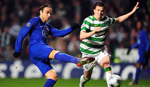 Bald in einer Liga? Dimitar Berbatov (l.) von ManUnited und Celtics Gary Caldwell (r.) 