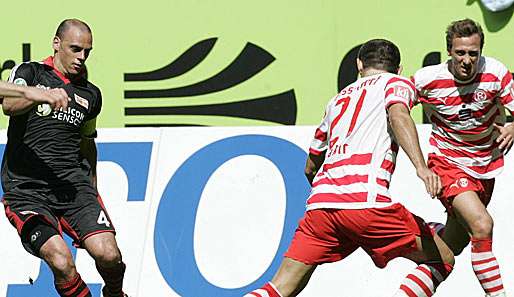 Berlins Marco Gebhardt (l.) im Zweikampf mit Düsseldorfs Hamza Cakir: Union siegte 1:0 