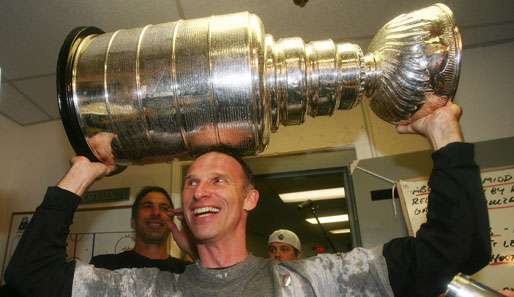 Dominik Hasek geht ein Jahr nach seinem Rückzug aus der NHL für seinen Heimatklub an den Start