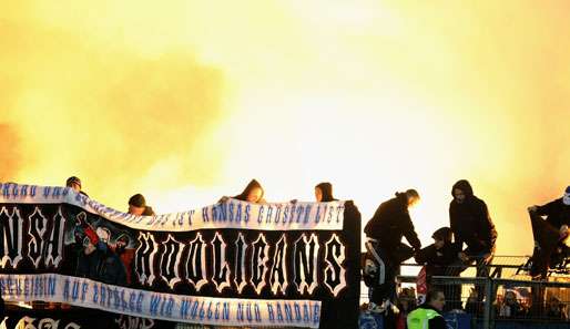 Beim Spiel zwischen St. Pauli und Hansa Rostock kam es zu Ausschreitungen der Fangruppierungen