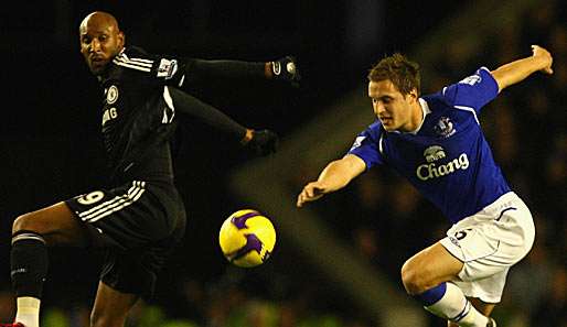 Eine Szene aus dem Hinspiel zwischen Everton und Chelsea (links Drogba, rechts Jagielka)