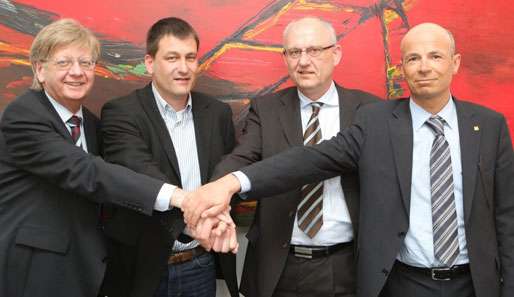 Holger Kaiser (2.v.l.) und Flensburgs Führungskräfte gehen künftige Wege Hand in Hand