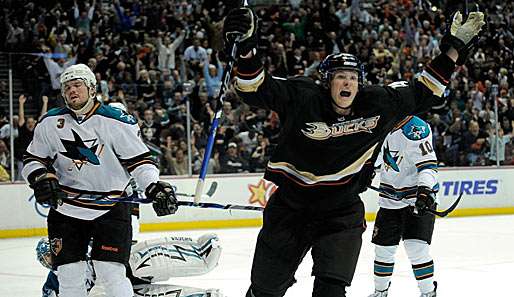Anaheims Corey Perry bejubelt sein 3:0 gegen die San Jose Sharks