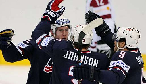 Die US-Spieler jubeln mit Doppel-Torschütze Jack Johnson