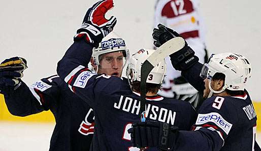 Die US-Spieler jubeln mit Doppel-Torschütze Jack Johnson