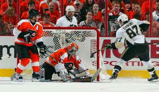 Sidney Crosby bewzingt Flyers-Goalie Martin Biron