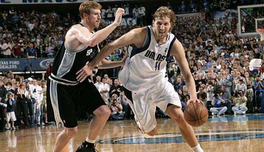 Zieht gegen Matt Bonner zum Korb: Dirk Nowitzki