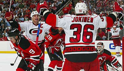 Jussi Jokinen und Eric Staal drehten die Partie binnen 48 Sekunden zu Gunsten der Hurricanes