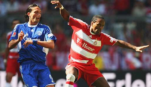 Ze Roberto (r., im Zweikampf mit Schalkes Kuranyi) spielt unter Heynckes hinter den Spitzen