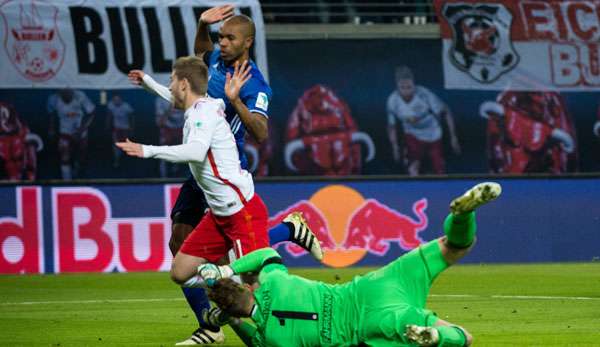 Timo Werner fällt im Schalker Strafraum