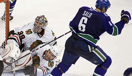 Chicagos Goalie Khabibulin ist geschlagen: Salo dreht nach seinem Siegtreffer jubelnd ab