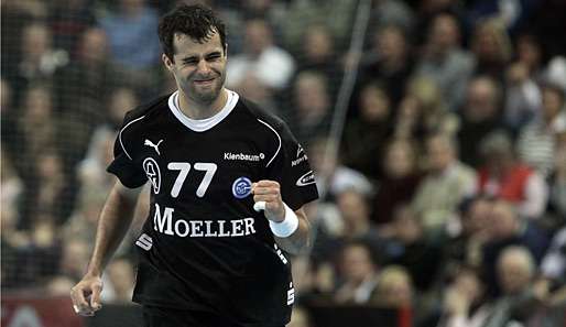 Vedran Zrnic feiert mit seinem Team VfL Gummersbach den Finaleinzug