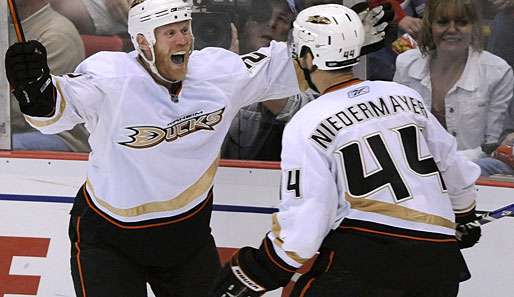 Todd Merchant feiert mit Rob Niedermayer seinen 4:3-Siegtreffer gegen die Detroit Red Wings