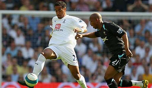 Tom Huddlestone (links) von Premier-Ligist Tottenham steht vor einem Wechsel in die Bundesliga