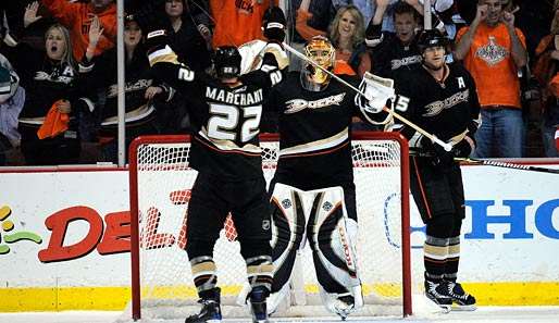 Jonas Hiller und die Ducks jubeln über den Sieg gegen die Red Wings