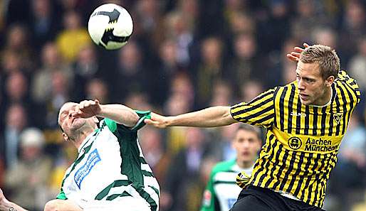 Aachens Daniel Brinkmann (r.) im Duell mit Alexander Voigt von der SpVgg Greuther Fürth