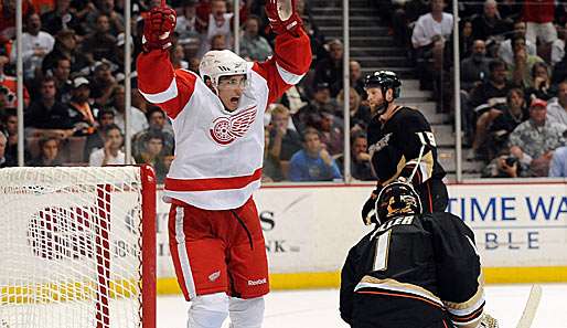 Detroits Valterri Filippula bejubelt einen Treffer von Marian Hossa gegen die Anaheim Ducks