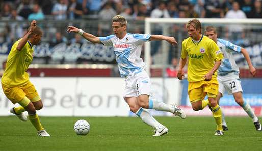 Löwen-Verteidiger Torben Hoffmann im Duell mit zwei Rostockern