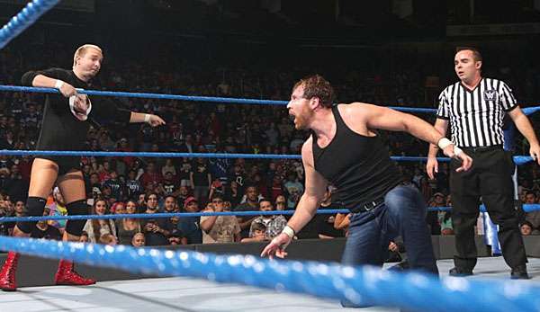 James Ellsworth (l.) hat erneut zugeschlagen und Ambrose den nächsten Titel abgeluchst 