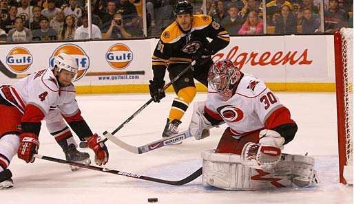 Hier können Dennis Seidenberg und Cam Ward noch mit vereinten Kräften Byron Blitz stoppen
