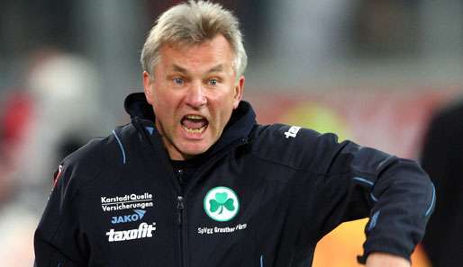 Benno Möhlmann war stinksauer über die Vorstellung seiner Mannschaft beim Meister