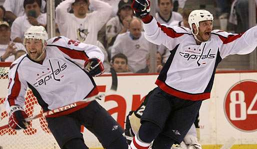 Dave Steckel (l.) und Matt Bradley feiern den Siegtreffer der Washington Capitals in der Overtime