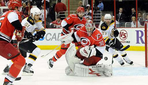Hochbetrieb vor dem Kasten der Canes: Goalie Cam Ward pariert den Versuch von Byron Bitz