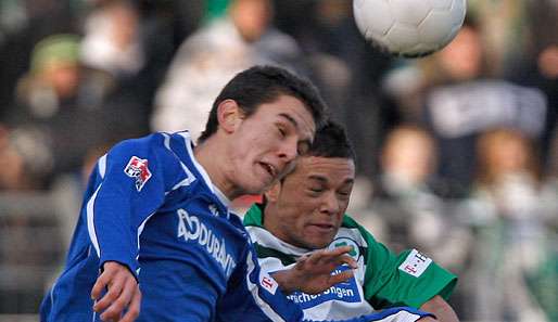 Im Hinspiel trennten sich Fürth und Freiburg 1:1 (hier Schröck gegen Flum)
