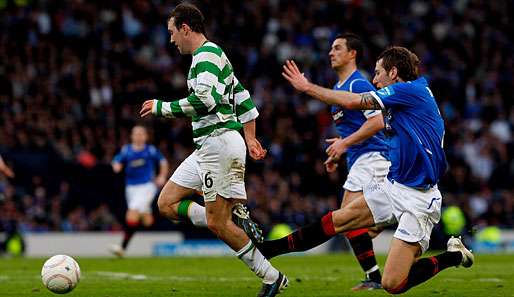 Glasgow Rangers-Spieler Kirk Broadfoot (r.) zog sich beim Kochen von Frühstücks-Eiern Verbrühungen zu