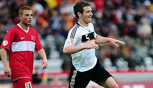 Shkodran Mustafi (re.) schoss bei der U-17-EM gegen die Türkei sein drittes Tor für Deutschland